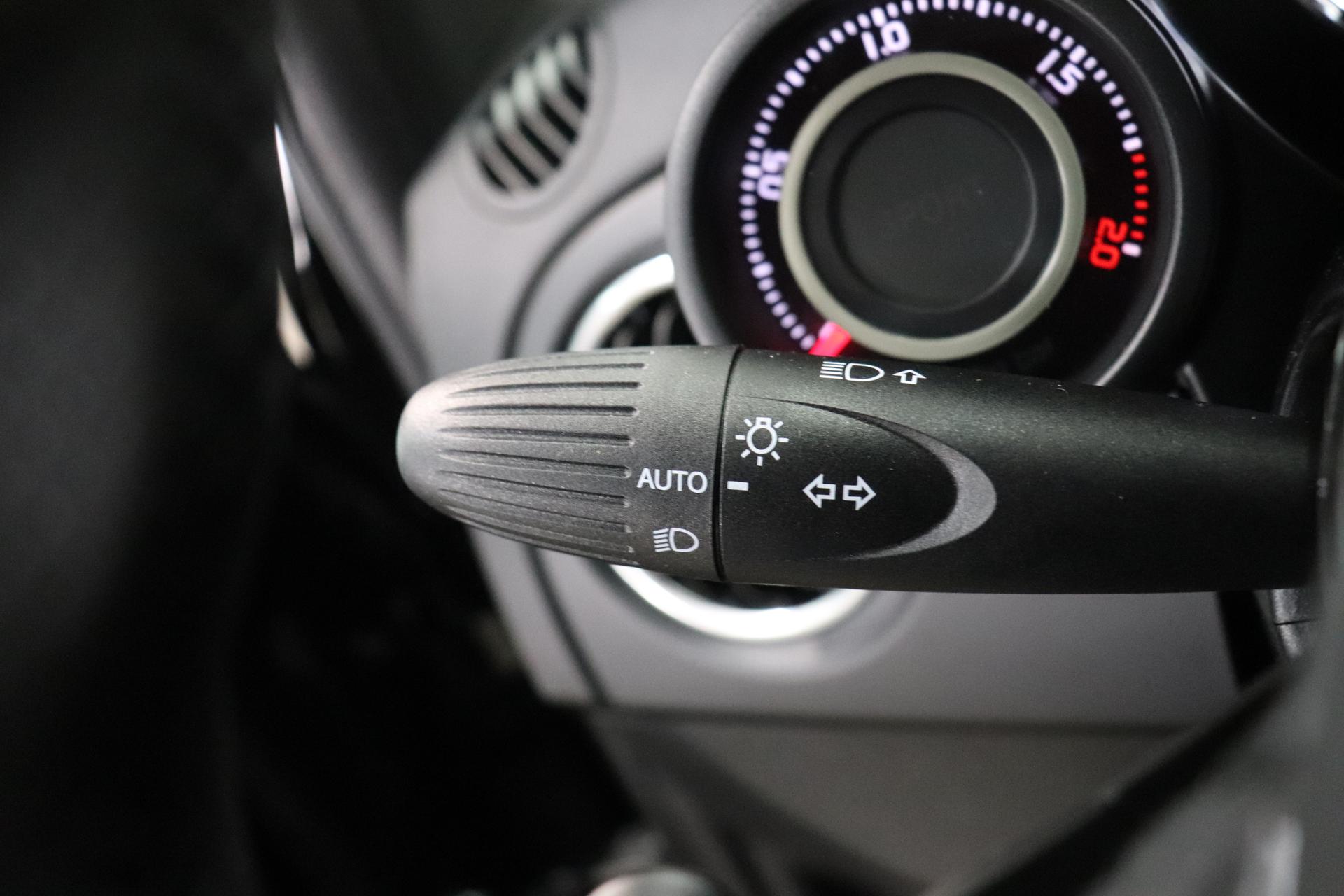 Auto-Lenkradabdeckung Kohlefaser + Leder für Peugeot 208 2012