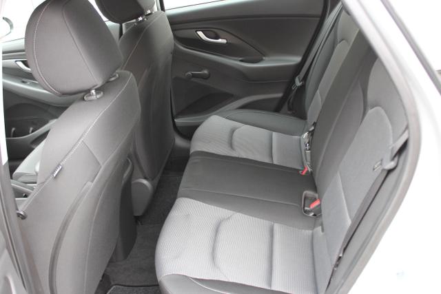Hyundai i30 Select Select1,4 Ltr. - 73 kW KAT, Anhängerkupplung, Fahrzeug ist 8 fach bereift, 