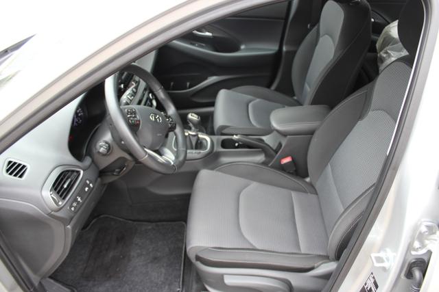Hyundai i30 Select 1.4 Ltr. - 73 kW Anhängerkupplung, Fahrzeug ist 8 fach bereift, Klimaanlage, Freisprecheinrichtung, Tempomat, Spurhalteassistent, Lichtsensor, Berganfahrhilfe, Reifendruckkontrolle, uvm. 