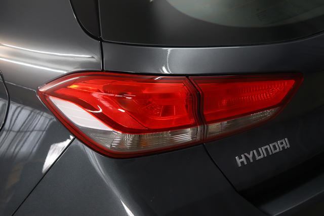 Hyundai i30 FL 1.5 Comfort CP MY23 81kW Dark Knight Stoff Serie Schwarz / Grau