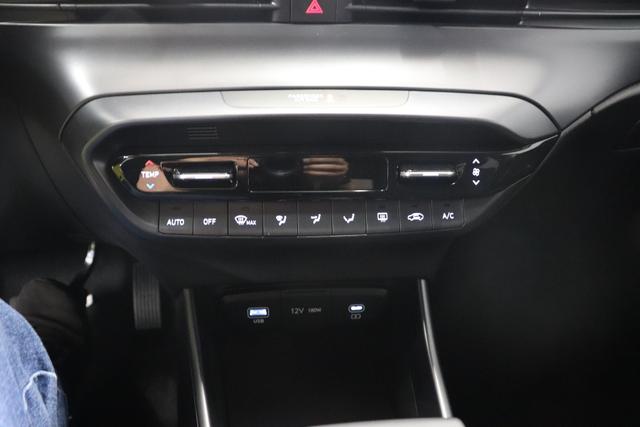 i20 Family 1.0 T-GDi 74kW 7DCT (101PS) Klimaautomatik, Sitzheizung, Lenkradheizung, Rückfahrkamera, Radio mit DAB, Verkehrsschilderkennung, Spurhalteassistent, Lichtsensor, Regensensor, 16" Leichtmetallfelgen, uvm. 