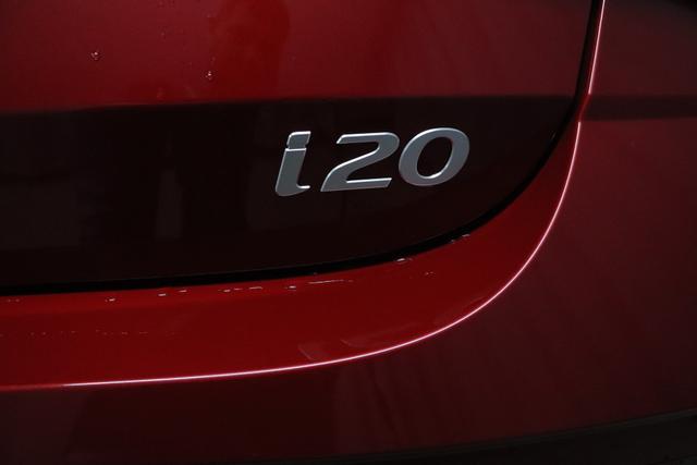 i20 Family 1.0 T-GDi 74kW 7DCT (101PS) Klimaautomatik, Sitzheizung, Lenkradheizung, Rückfahrkamera, Radio mit DAB, Verkehrsschilderkennung, Spurhalteassistent, Lichtsensor, Regensensor, 16" Leichtmetallfelgen, uvm. 