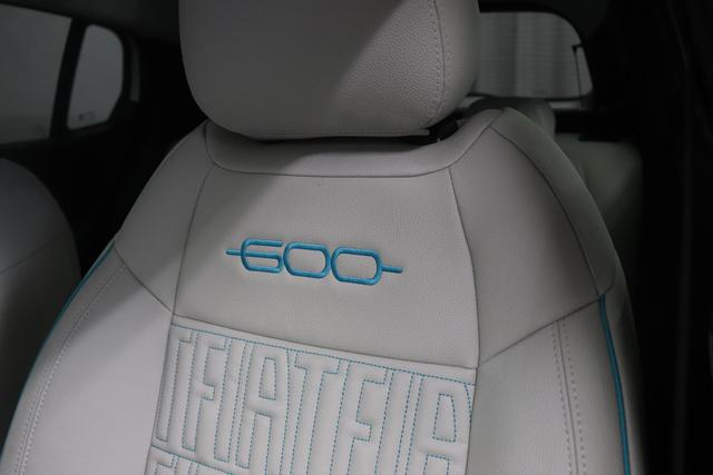 Fiat 600 La Prima Hybrid 1.2 74 kW € 270,49 Finanzierungsrate mtl. ! (100 PS) DCT Voll-LED-Scheinwerfe, 18"-Leichtmetallfelgen, 180°-Rückfahrkamera, 360°-„Drone View“-Parksensoren, Keyless Go & Passive Entry, Klimaautomatik, Teilautomatisiertes Fahren inkl. Adapt 