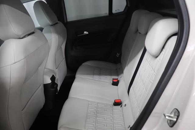 Fiat 600 La Prima Hybrid 1.2 74 kW € 270,49 Finanzierungsrate mtl. (100 PS) DCT Voll-LED-Scheinwerfer, 18"-Leichtmetallfelgen, 180°-Rückfahrkamera, 360°-„Drone View“-Parksensoren, Keyless Go & Passive Entry, Klimaautomatik, Teilautomatisiertes Fahren inkl. Adapti 