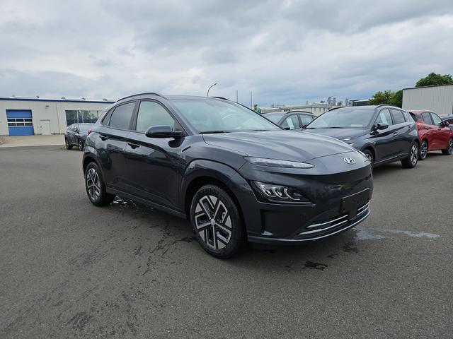 Hyundai KONA Trend Elektro 100 kW Finanzierungsrate mtl. 270,49 Euro ! 5 Jahre Garantie (136 PS) 39,2kWh Navigations-Paket, Klimaautomatik, Radio mit DAB, Apple CarPlay, Android Auto, Bluetooth Freisprecheinrichtung, Rückfahrkamera, Lenkradheizung, Sitzheizung, Lichtsens 