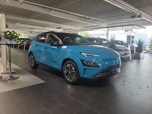 Hyundai KONA Trend Elektro 100 kW Finanzierungsrate mtl. 270,49 Euro ! 5 Jahre Garantie (136 PS) 39,2kWh Navigations-Paket, Assistenz-Paket, Dach-Lackierung, Klimaautomatik, Radio mit DAB, Apple CarPlay, Android Auto, Bluetooth Freisprecheinrichtung, Rückfahrkamera, Lenk 