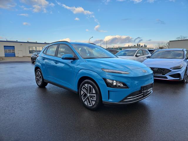 Hyundai KONA Select Elektro 100 kW (136 PS) Effizienz-Paket Klimaautomatik, Radio mit DAB, Apple CarPlay, Android Auto, Bluetooth Freisprecheinrichtung, Rückfahrkamera, Lenkradheizung, Sitzheizung, Lichtsensor, 17" Leichtmetallfelgen, uvm. 