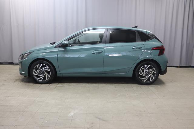 Hyundai i20 Family 1.2i 58 kW (79 PS) Navigationssystem, Klimaautomatik, Sitzheizung, Lenkradheizung, Radio mit DAB, Apple CarPlay & Android Auto, Rückfahrkamera, Einparkhilfe hinten, Lichtsensor, Spurassistent, Fernlichtassistent, Verkehrszeichenassistent uvm. 