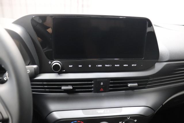 Hyundai i20 Family 1.2i 58 kW (79 PS) Navigationssystem, Klimaautomatik, Sitzheizung, Lenkradheizung, Radio mit DAB, Apple CarPlay & Android Auto, Rückfahrkamera, Einparkhilfe hinten, Lichtsensor, Spurassistent, Fernlichtassistent, Verkehrszeichenassistent uvm. 