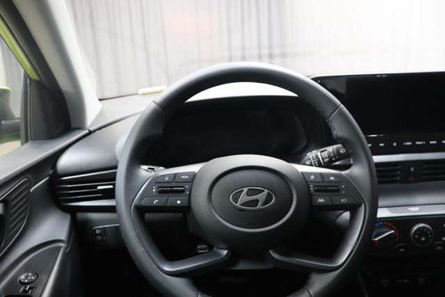 Hyundai i20 Comfort 1.2 58 kW (79 PS) Klimaanlage, Navigationssystem, Radio mit DAB, Apple CarPlay & Android Auto, Rückfahrkamera, Einparkhilfe hinten, Lichtsensor, Spurhalteassistent, Fernlichtassistent, Verkehrszeichenassistent uvm. 