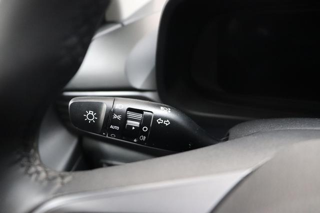 Hyundai i20 Family 1.2i 58 kW (79 PS) Navigationssystem, Klimaautomatik, Sitzheizung, Lenkradheizung, Radio mit DAB, Apple CarPlay & Android Auto, Rückfahrkamera, Einparkhilfe hinten, Lichtsensor, Spurassistent, Fernlichtassistent, Verkehrszeichenassistent uvm. 