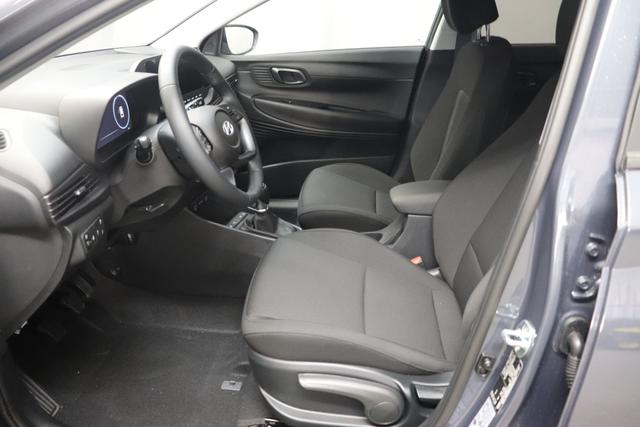 Hyundai i20 Family 1.2i 58 kW (79 PS) Navigationssystem, Klimaautomatik, Sitzheizung, Lenkradheizung, Radio mit DAB, Apple CarPlay & Android Auto, Rückfahrkamera, Einparkhilfe hinten, Lichtsensor, Spurassistent, Fernlichtassistent, Verkehrszeichenassistent uvm. 