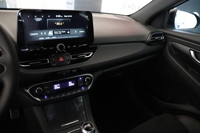 Hyundai i30 N Line 1.5 TGDi 117 kW (160 PS) Navigationssystem, DAB, Bluetooth, Android Auto, Apple CarPlay, 2-Zonen-Klimaautomatik, Rückfahrkamera, Sitzheizung, Lenkradheizung, 18" Leichtmetallfelgen, uvm. 