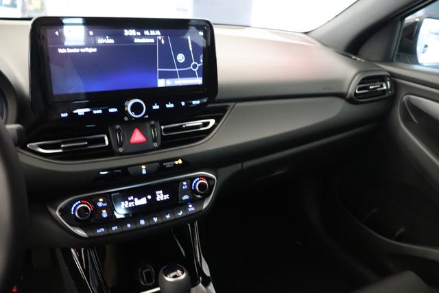 Hyundai i30 Kombi Go Plus 1.0 TGDi DCT 73 kW MEGA PREIS ! 5 Jahre Garantie (100 PS) Navigationssystem, Radio, DAB, Android Auto, Apple CarPlay, 2-Zonen-Klimaautomatik, Lenkradheizung, Sitzheizung, Induktionsladen des Smartphones, 17" Leichtmetallfelgen, uvm. 