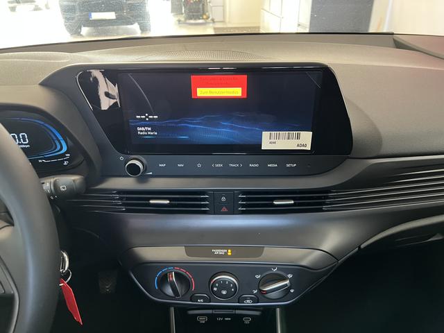 i20 Comfort 1.2 58 kW (79 PS) Klimaanlage, Navigationssystem, Radio mit DAB, Apple CarPlay & Android Auto, Rückfahrkamera, Einparkhilfe hinten, Lichtsensor, Spurhalteassistent, Fernlichtassistent, Verkehrszeichenassistent uvm. 