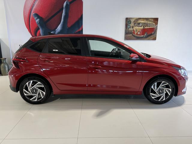 Hyundai i20 1,2 Family Dragon Red Perl