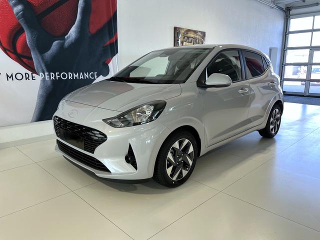 Hyundai i10 - GO+ 1.0 MT 46 kW (63 PS) 5 Jahre Herstellergarantie, Klimaautomatik, Navigationssystem, Apple CarPlay & Android Auto, Sitzheizung, Lenkradheizung, Einparkhilfe hinten, Rückfahrkamera, Privacy Glass, 15" Leichtmetallfelgen, uvm. Lagerfahrzeug