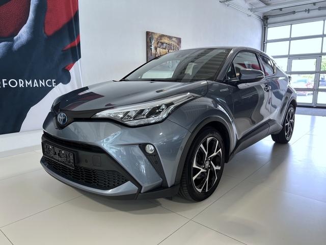 Toyota C-HR - Team Deutschland Navigationssystem, 2-Zonen-Klimaautomatik, Radio, DAB, Bluetooth, Freisprecheinrichtung, Einparkhilfe vorne und hinten, Rückfahrkamera, Sitzheizung, Tempomat, Notbremsassistent, LED-Scheinwerfer, 18-Zoll-Leichtmetallfelgen, uvm.
