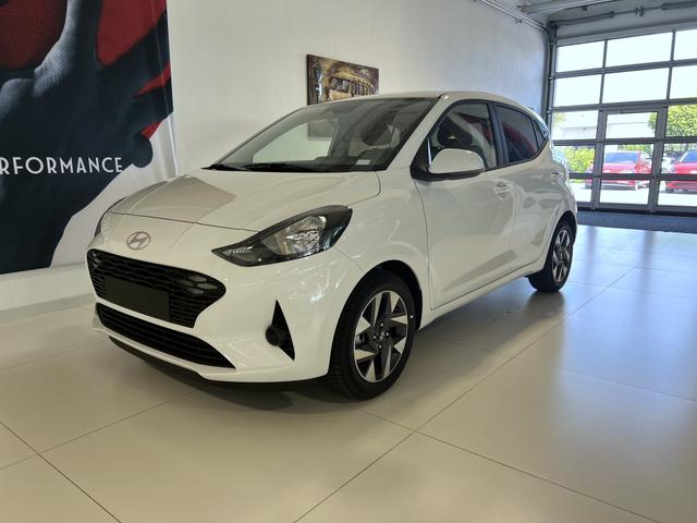 Hyundai i10 - i Line Plus 1,0 MT 49 kW (67 PS) Klimaanlage, Lenkradheizung, Sitzheizung, Höhenverstellbarer Fahrersitz, Radio, DAB, Android Auto & Apple CarPlay, Tempomat, Spurhalteassistent, Verkehrszeichenerkennung, Privacy Glass, 15 Z Leichtmetallfelgen, uvm.