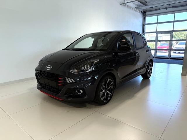 Hyundai i10 - N Line 1.0 T-GDI 66 kW (90 PS) Line-Interieur-Paket, Lenkradheizung, Sitzheizung, Klimaautomatik, Radio, DAB, Apple CarPlay, Android Auto, Navigationssystem, Rückfahrkamera, Verkehrszeichenerkennung, Tempomat, 16 Zoll Leichtmetallfelgen, uvm.