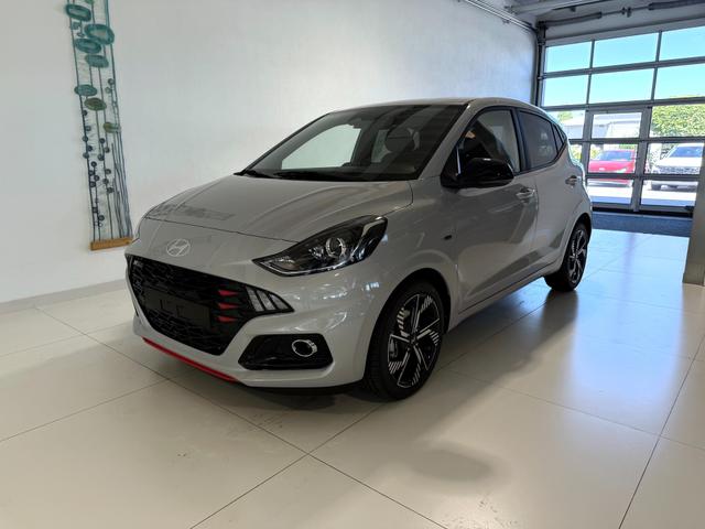 Hyundai i10 - N Line 1.0 T-GDI 66 kW (90 PS) Line-Interieur-Paket, Lenkradheizung, Sitzheizung, Klimaautomatik, Radio, DAB, Apple CarPlay, Android Auto, Navigationssystem, Rückfahrkamera, Verkehrszeichenerkennung, Tempomat, 16 Zoll Leichtmetallfelgen, uvm.