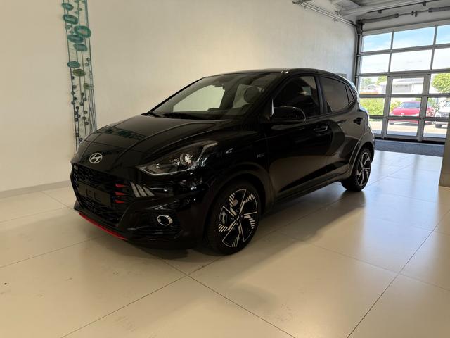 i10 - N Line 1.0 T-GDI 66 kW (90 PS) Line-Interieur-Paket, Lenkradheizung, Sitzheizung, Klimaautomatik, Radio, DAB, Apple CarPlay, Android Auto, Navigationssystem, Rückfahrkamera, Verkehrszeichenerkennung, Tempomat, 16 Zoll Leichtmetallfelgen, uvm.