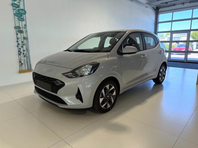 Hyundai i10 - 1.2 MT 57 kW (79 PS) Klimaanlage, Radio, DAB, Bluetooth, Apple CarPlay, Android Auto, Navigationssystem, Einparkhilfe hinten, Rückfahrkamera, elektrische Fensterheber vorne, LED-Tagfahrlicht, 15 Zoll Leichtmetallfelgen, uvm.