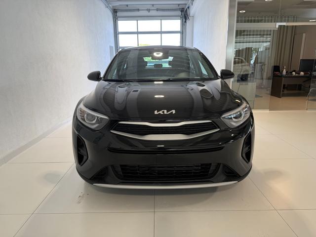 Stonic - Silver 1,2 DPI 57 kW (79 PS) Klimaanlage, Radio, DAB, Android Auto, Apple CarPlay, Touchscreen, Navigationssystem, Freisprecheinrichtung, Bluetooth, LED-Tagfahrlicht, Einparkhilfe hinten, Rückfahrkamera, Tempolimitassistent, uvm.