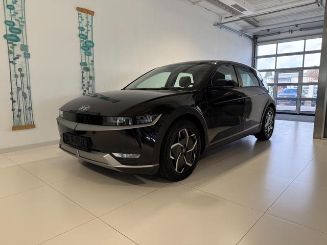 Hyundai IONIQ 5 - Dynamiq / Dynamiq-Paket Elektro Lenkradheizung, Sitzheizung, 2-Zonen-Klimaautomatik, DAB, Bluetooth, Android Auto, Apple Carplay, Navigationssystem, elektrische Heckklappe, Rückfahrkamera, 19 Zoll Leichtmetallfelgen, uvm.