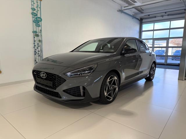 Hyundai i30 - N Line 1.5 T-GDI DCT 48V 103 kW (140 PS) Adaptiver Tempomat, Sitz-Paket, Lenkradheizung, Sitzheizung, 2-Zonen-Klimaautomatik, DAB, Apple CarPlay, Android Auto, Navigationssystem, Regensensor, 18 Zoll Leichtmetallfelgen, uvm.