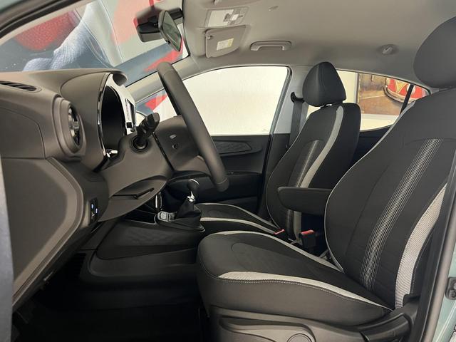 Hyundai i10 - GO+ 1.2 AMT 58 kW (79 PS) Klimaautomatik, Navigationssystem, Apple CarPlay & Android Auto, Sitzheizung, Lenkradheizung, Einparkhilfe hinten, R&uuml;ckfahrkamera, Privacy Glass, 15" Leichtmetallfelgen, uvm. Lagerfahrzeug