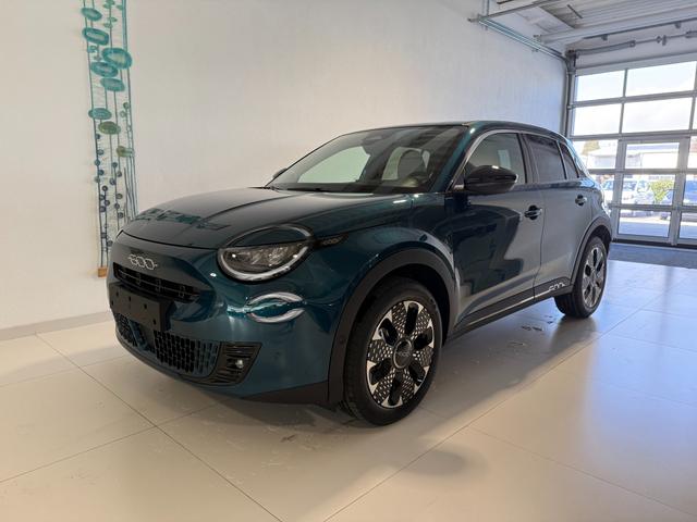 Fiat 600 - La Prima Hybrid 1.2 T3 107 kW (145 PS) DCT Sie sparen 6100,00 € Klimaautomatik, Massagesitz, Sitzheizung, elektrisch verstellbarer Fahrersitz, Radio, DAB, Apple CarPlay, Android Auto, Navigationssystem, 18 Zoll Leichtmetallfelgen, uvm.