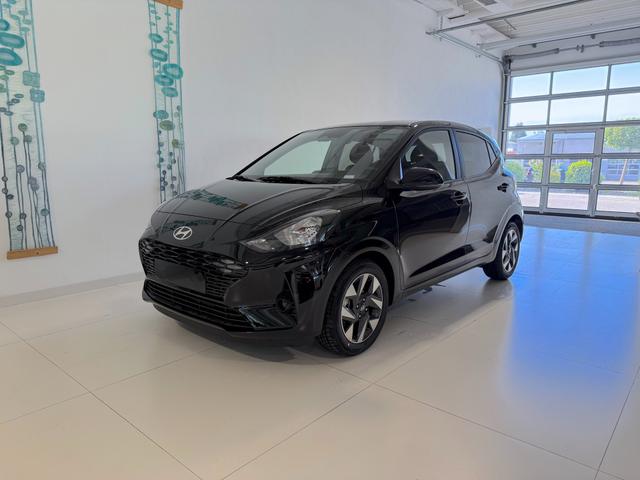 Hyundai i10 - GO+ 1.2 MT 58 kW (79 PS) Klimaautomatik, Navigationssystem, Apple CarPlay & Android Auto, Sitzheizung, Lenkradheizung, Einparkhilfe hinten, R&uuml;ckfahrkamera, Privacy Glass, 15" Leichtmetallfelgen, uvm.