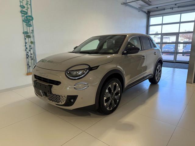 Fiat 600 - La Prima Hybrid 1.2 T3 107 kW (145 PS) DCT, Winterpaket, Dolce Vita Paket, Ledersitze Canneloni, Chrom Akzente, Klimaautomatik, Einparkhilfe hinten, LED-Scheinwerfer, Volldigitales Kombiinstrument, Fernlichtassistent, uvm.