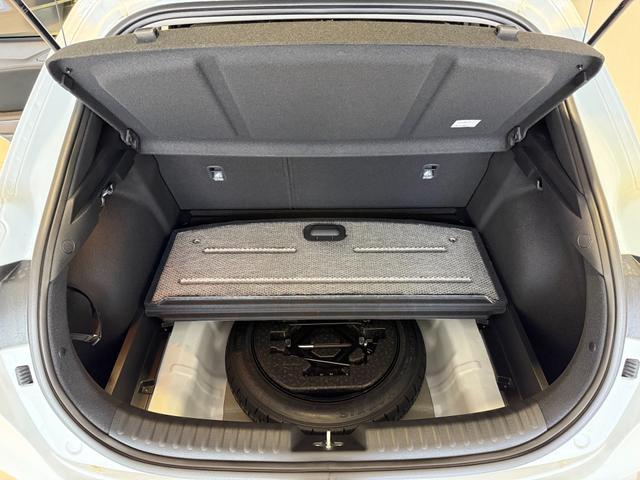 KIA XCEED Deluxe White