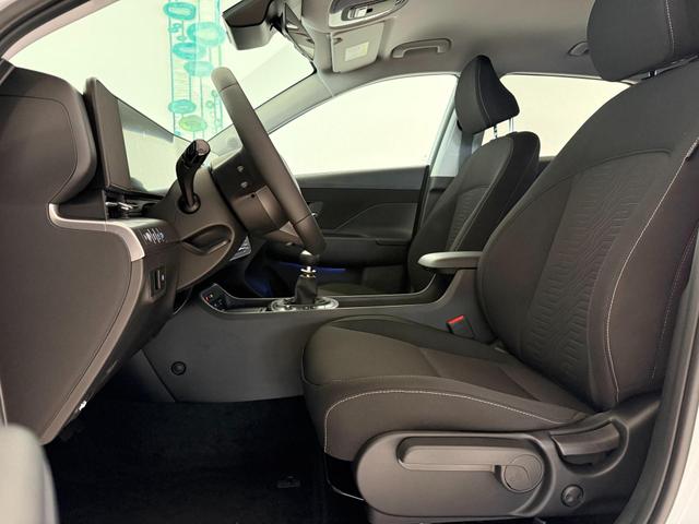 Hyundai Kona, Bild dient zur Illustration und zeigt aufpreispflichtige Sonderausstattung. "Die Herstellergarantie beginnt bei EU-Fahrzeugen bereits bei Auslieferung vom ausl&auml;ndischen Lieferanten und kann um mehr als 14 Tage verk&uuml;rzt sein.