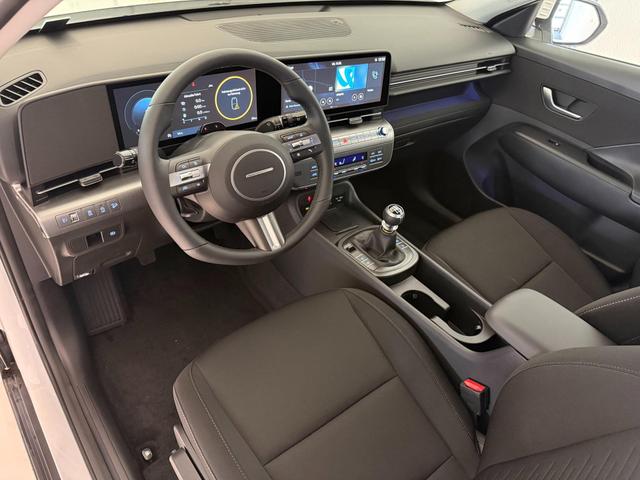 Hyundai Kona, Bild dient zur Illustration und zeigt aufpreispflichtige Sonderausstattung. "Die Herstellergarantie beginnt bei EU-Fahrzeugen bereits bei Auslieferung vom ausl&auml;ndischen Lieferanten und kann um mehr als 14 Tage verk&uuml;rzt sein.