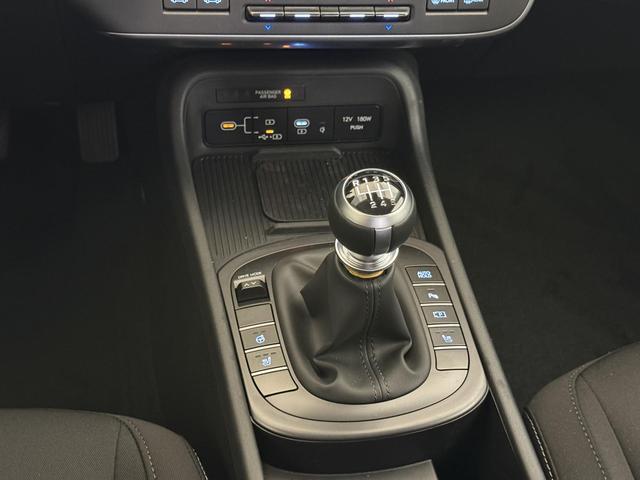 Hyundai Kona, Bild dient zur Illustration und zeigt aufpreispflichtige Sonderausstattung. "Die Herstellergarantie beginnt bei EU-Fahrzeugen bereits bei Auslieferung vom ausl&auml;ndischen Lieferanten und kann um mehr als 14 Tage verk&uuml;rzt sein.