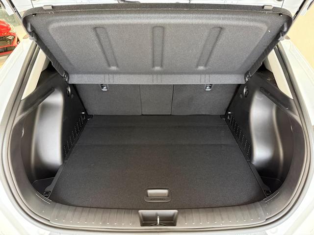 Hyundai Kona, Bild dient zur Illustration und zeigt aufpreispflichtige Sonderausstattung. "Die Herstellergarantie beginnt bei EU-Fahrzeugen bereits bei Auslieferung vom ausl&auml;ndischen Lieferanten und kann um mehr als 14 Tage verk&uuml;rzt sein.