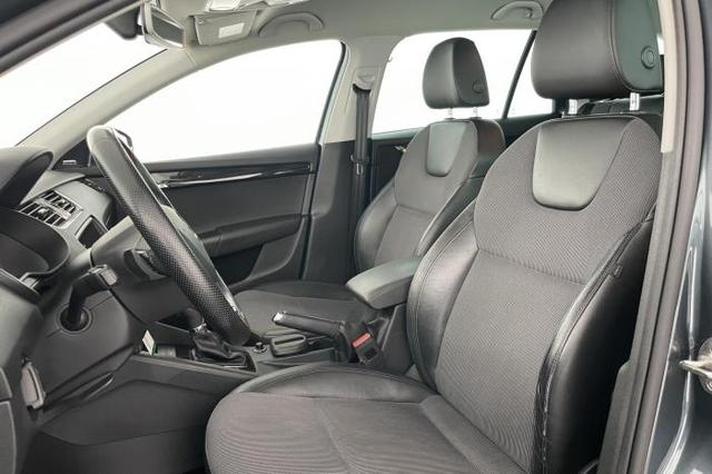 Skoda Octavia Combi 1.8 TSI Style *AHK*NAVI*Leder*LED*SHZ*PDC*Kamera* 
