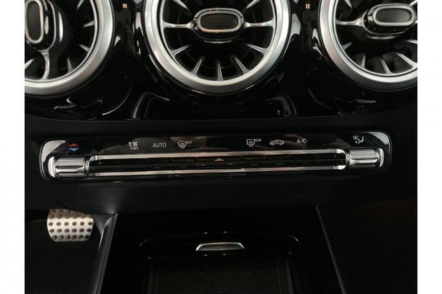 Mercedes-Benz GLA AMG Line GLA-Klasse 220 d 4MATIC *PANO*AHK*NAVI*LED*SHZ*PDC* 