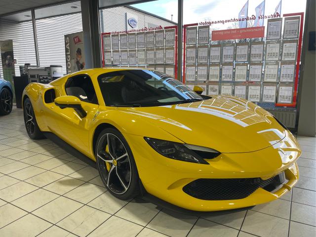 Ferrari / 296 GTS / Gelb / / / 