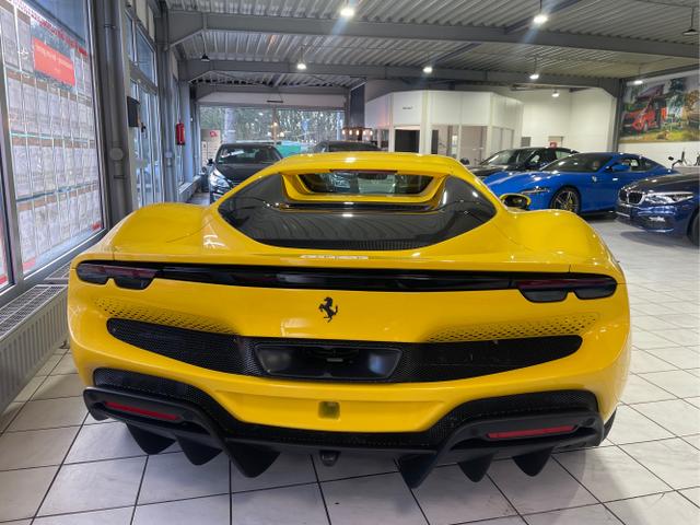 Ferrari / 296 GTS / Gelb / / / 