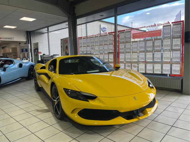 Ferrari / 296 GTS / Gelb / / / 