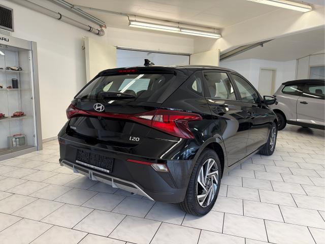Hyundai / i20 / Schwarz / / / 