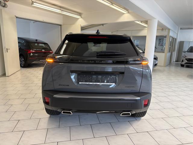 Peugeot / 2008 / Schwarz / / / 