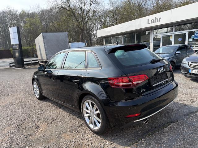Audi / A3 Sportback / Schwarz / / / 