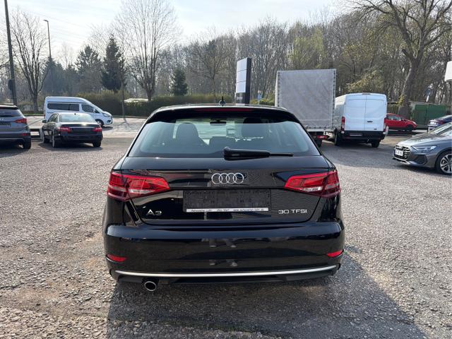 Audi / A3 Sportback / Schwarz / / / 