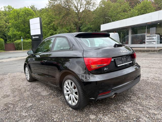 Audi / A1 / Schwarz / / / 