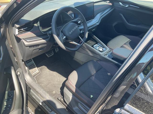 Skoda Octavia Combi 2.0 TSI 195 kW RS DSG, AreaView, Pano, AHK, Navi, Matrix, Side, Winter 